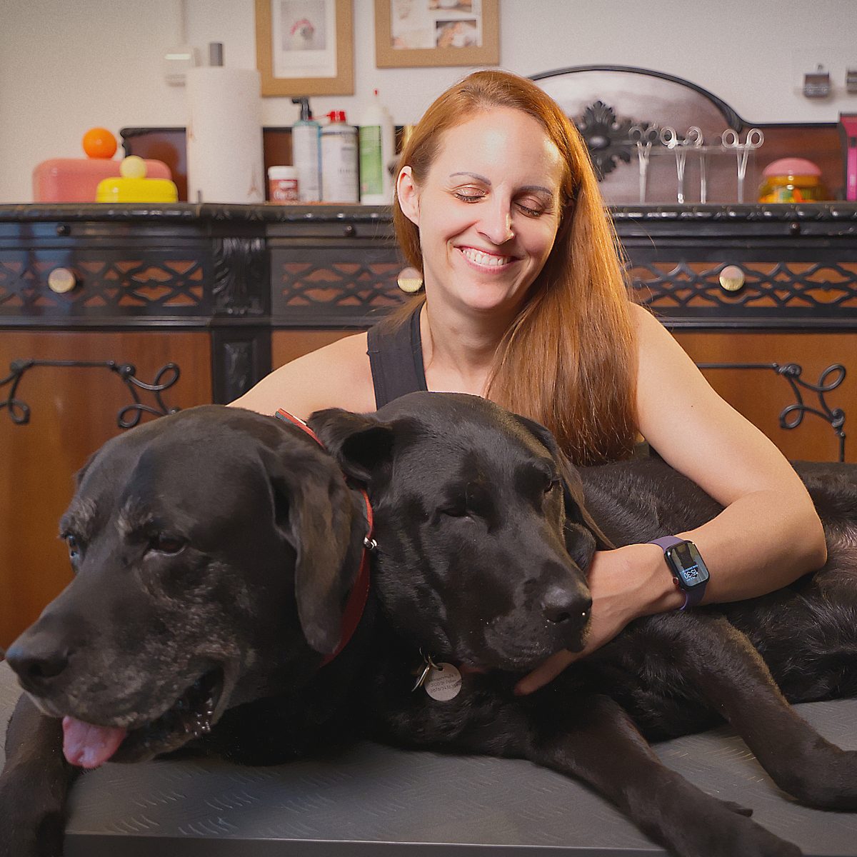 Ines Felsberger mit zwei Hunden im Salon