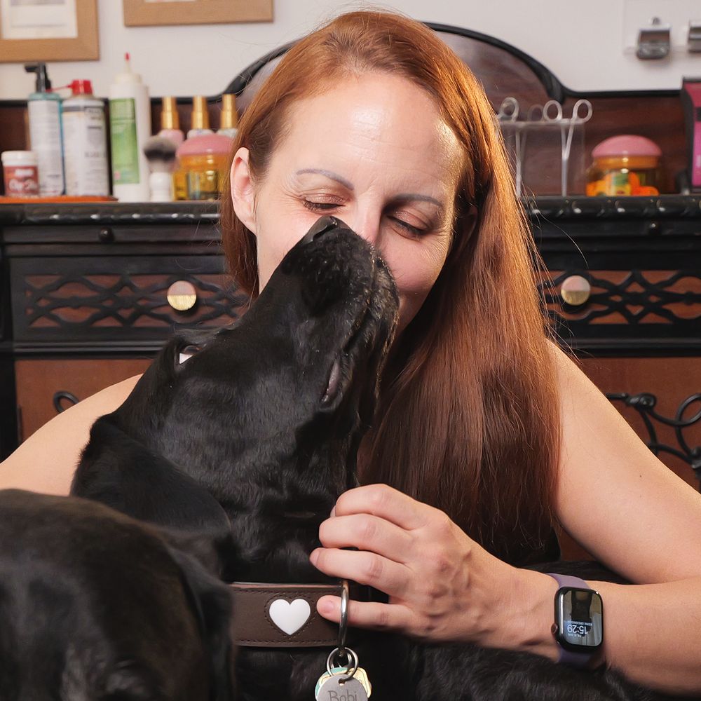 Hund und Hundefriseurin